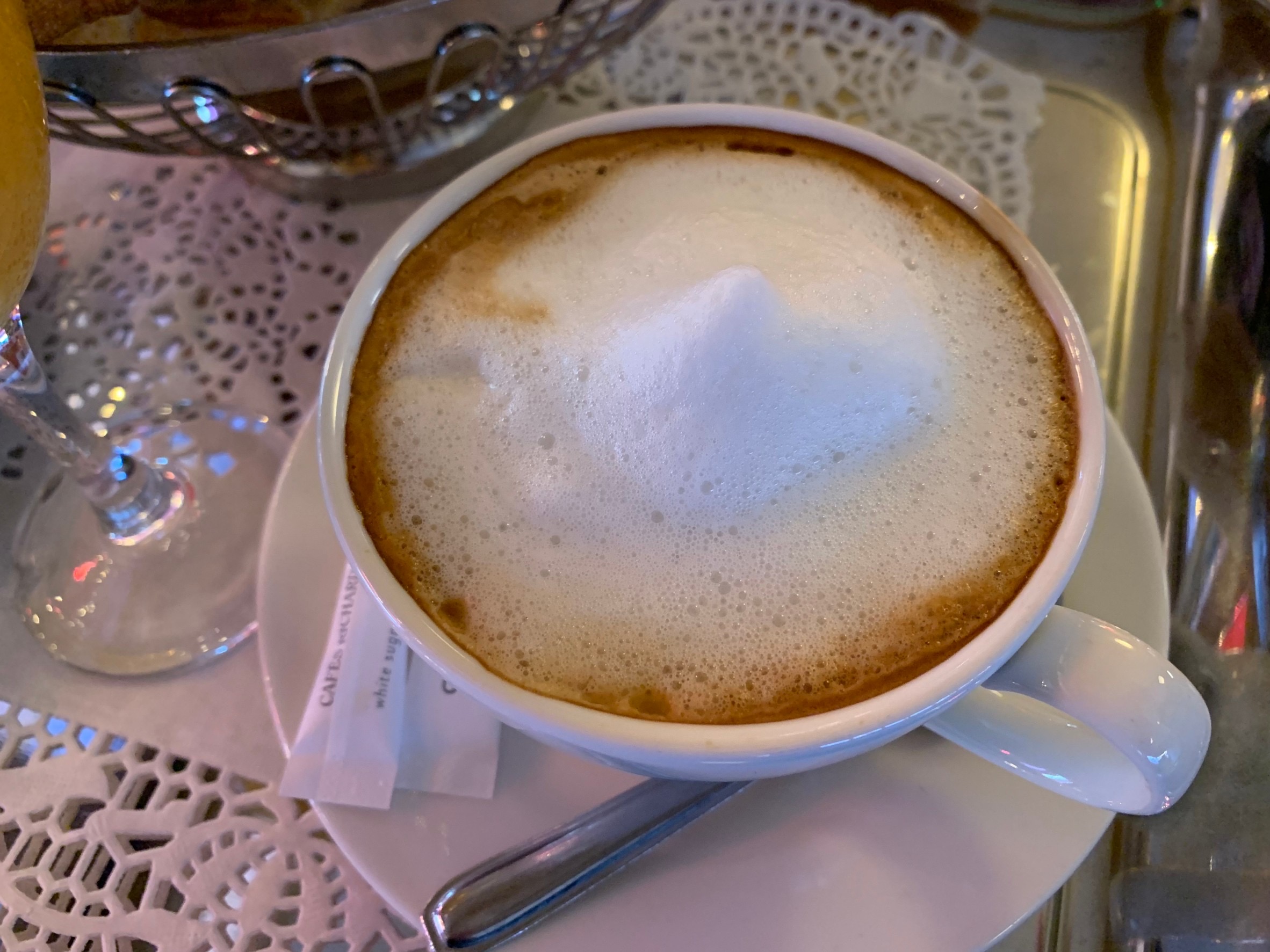 退屈カフェ日記「朝の一杯のコーヒーでフランスが動き出す。パリのカフェ文化＼(^o^)／」