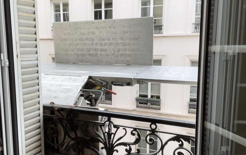 滞仏日記「ソファをはしご車で地上までおろす、フランスの引っ越しは怖すぎる！」
