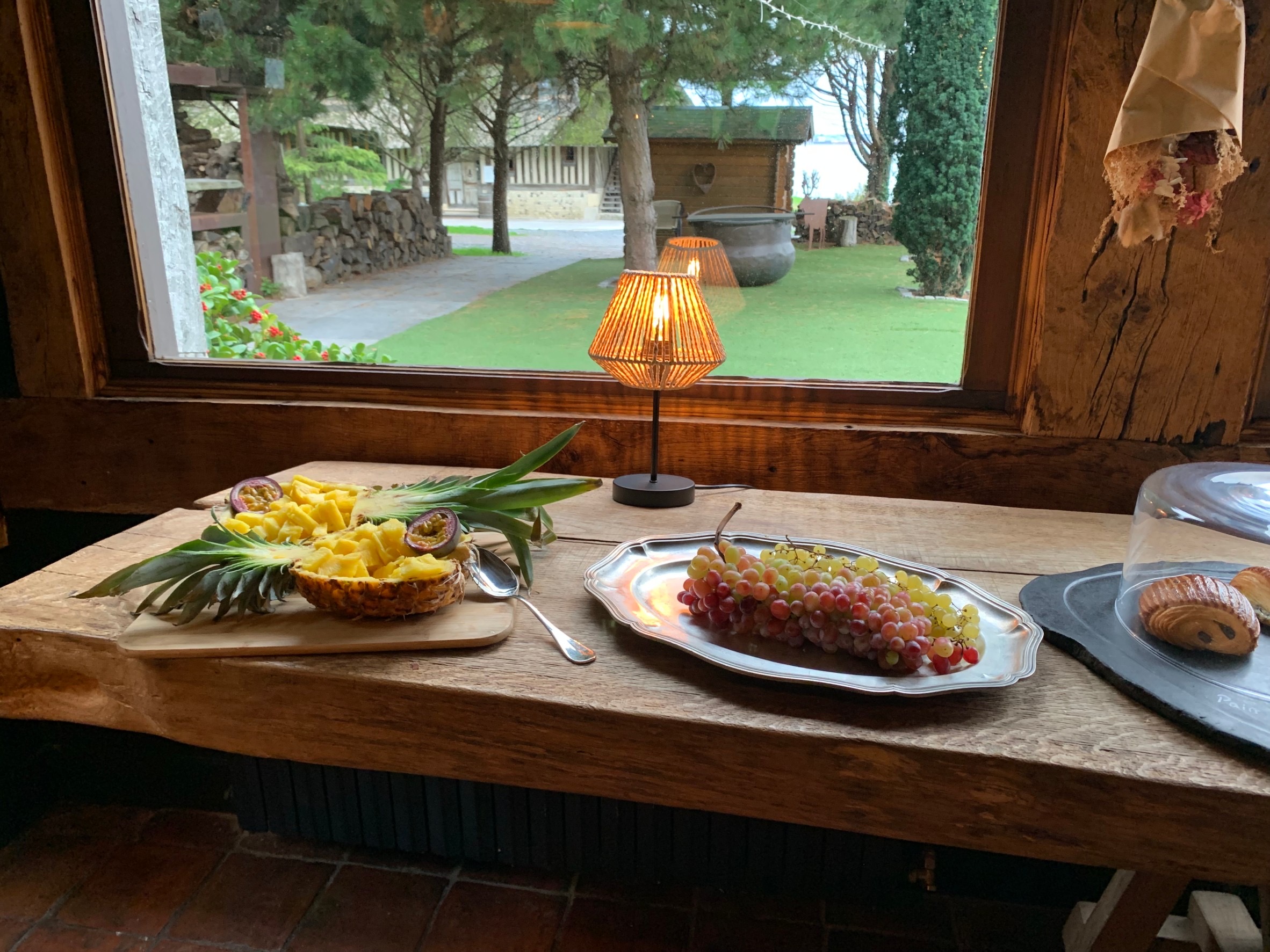 滞仏日記「フランスの田舎のホテルで仲間たちと、朝食、この長閑なひと時」