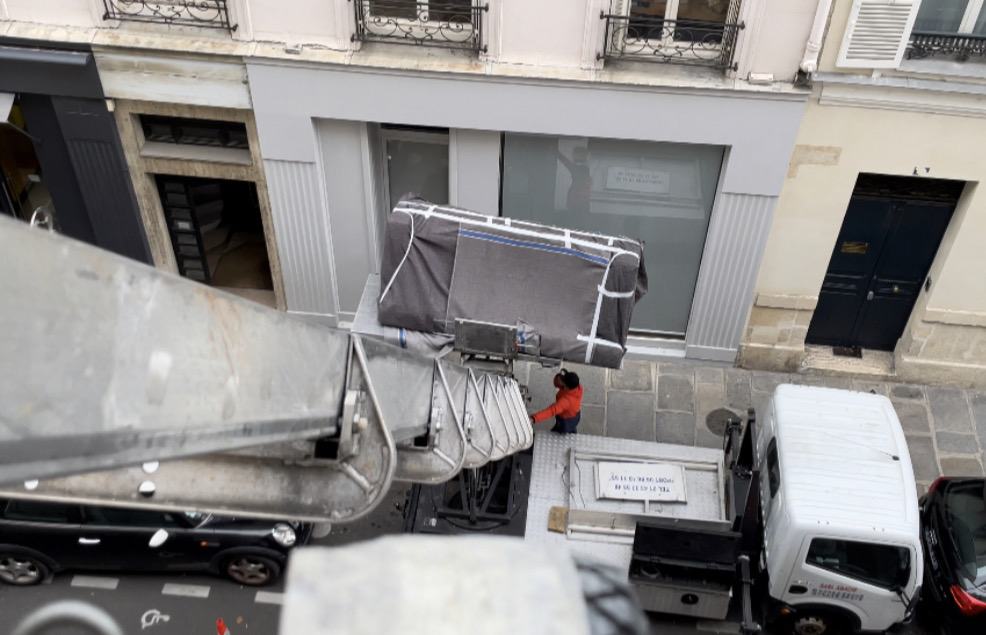 滞仏日記「ソファをはしご車で地上までおろす、フランスの引っ越しは怖すぎる！」