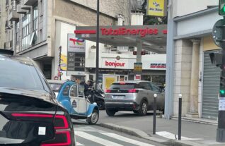 パリ最新情報「続くガソリン不足。給油の列に１時間。普通に給油できるのはいつ？」