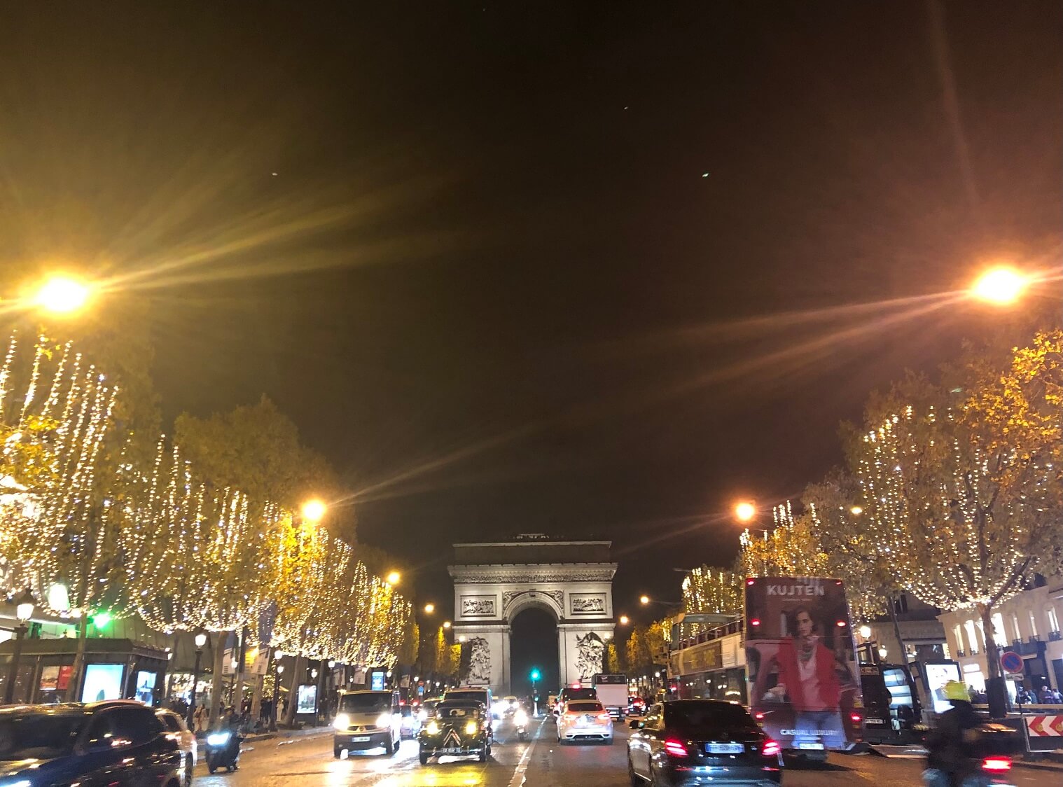 パリ最新情報「シャンゼリゼのイルミネーション点灯、今年は輝くシャンパン・ゴールドに」