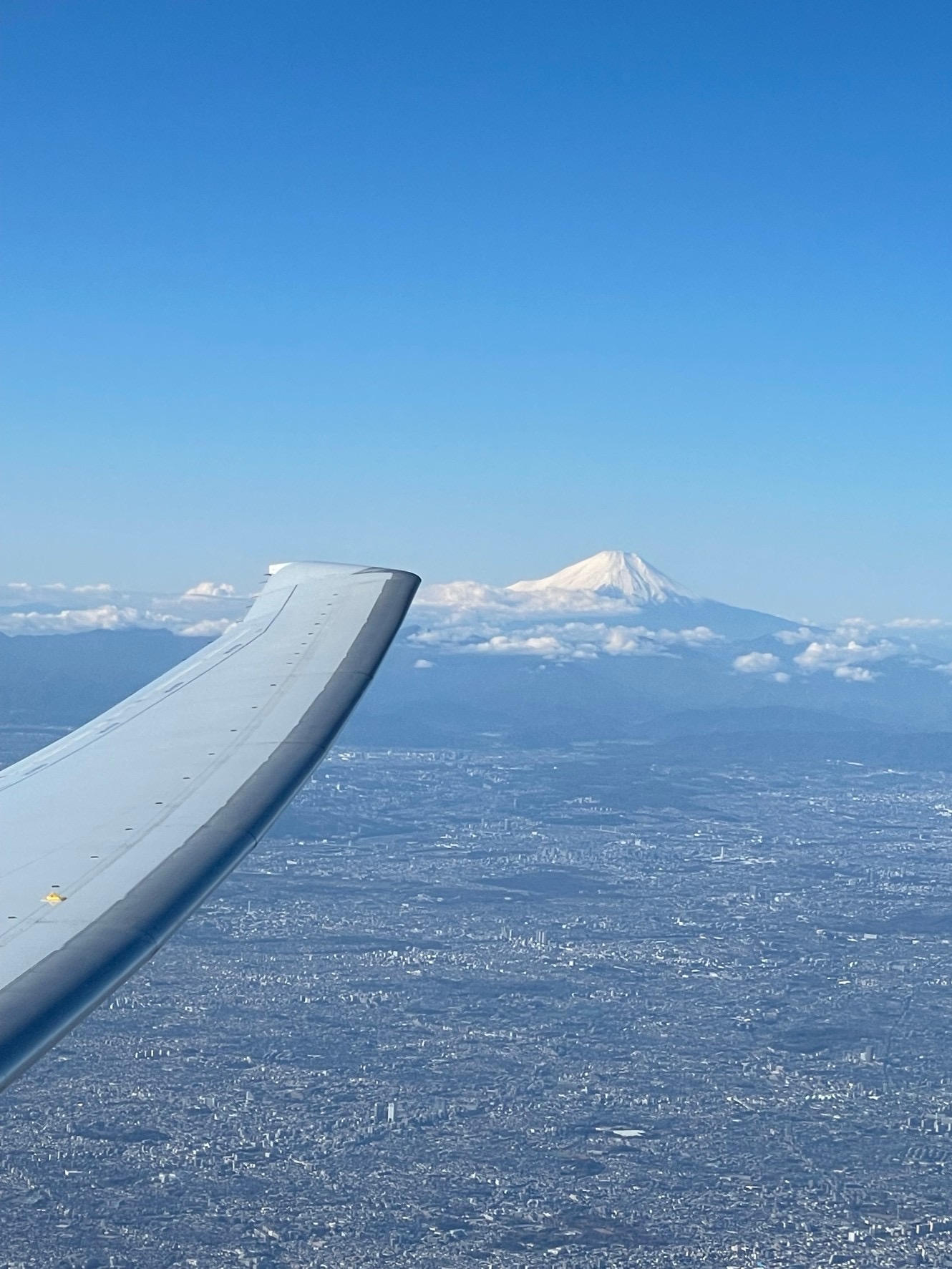 機上退屈日記「空の上から見た富士山が素晴らし過ぎた。雲の上からボンジュール」