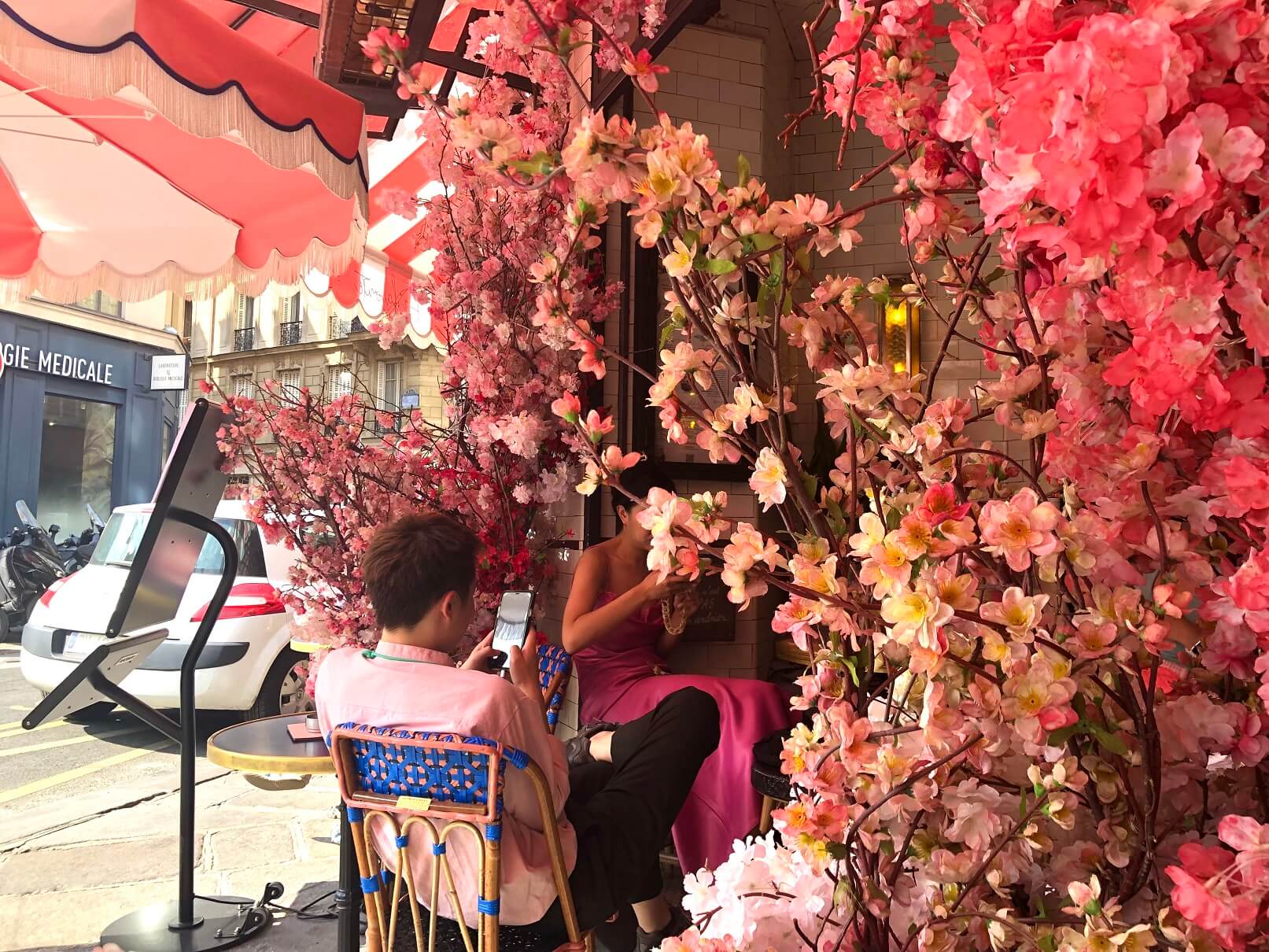 パリ最新情報「パリのカフェシーンに新たなトレンドが？華やかな『造花カフェ』が相次いで登場」