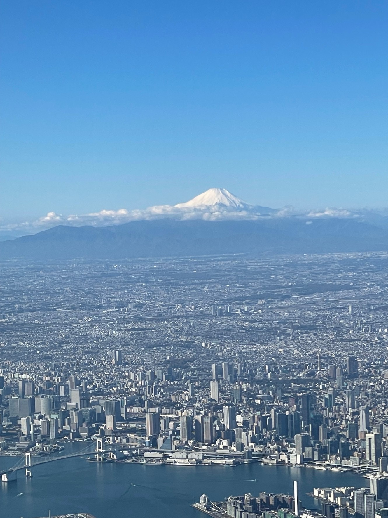 機上退屈日記「空の上から見た富士山が素晴らし過ぎた。雲の上からボンジュール」