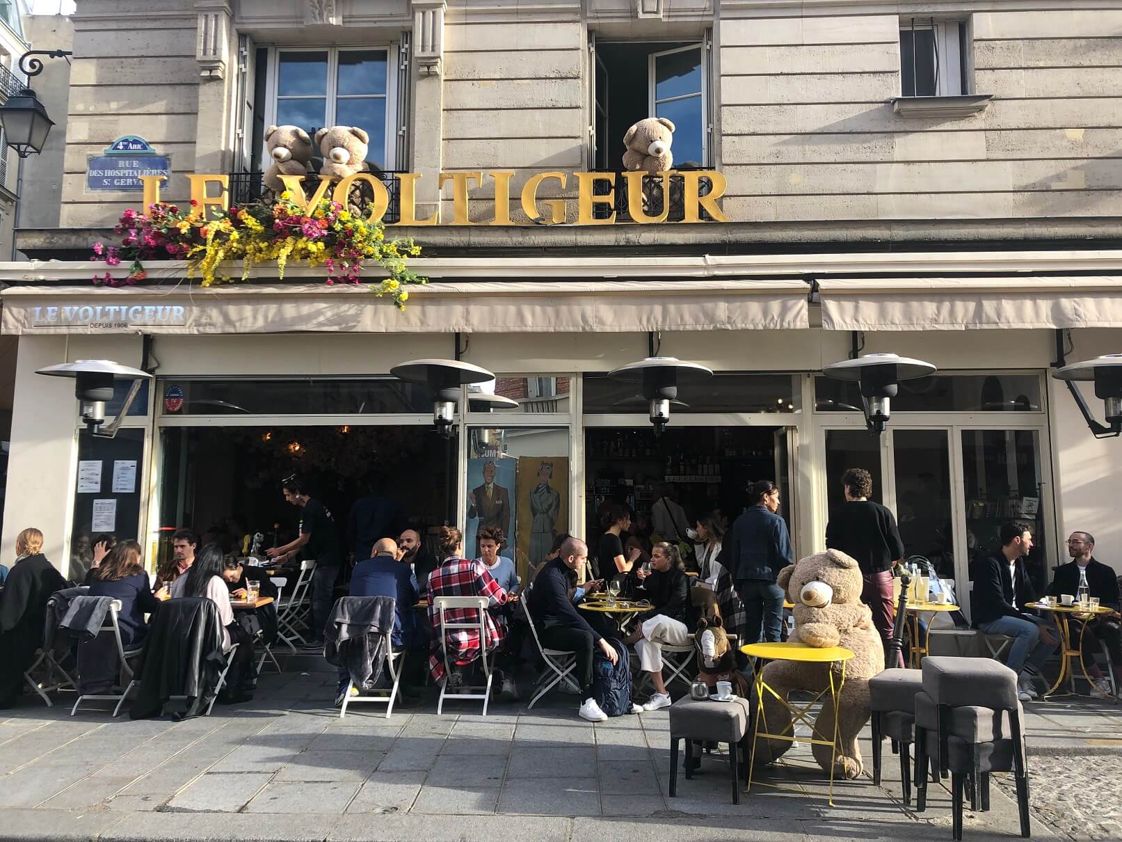 パリ最新情報「パリのカフェシーンに新たなトレンドが？華やかな『造花カフェ』が相次いで登場」