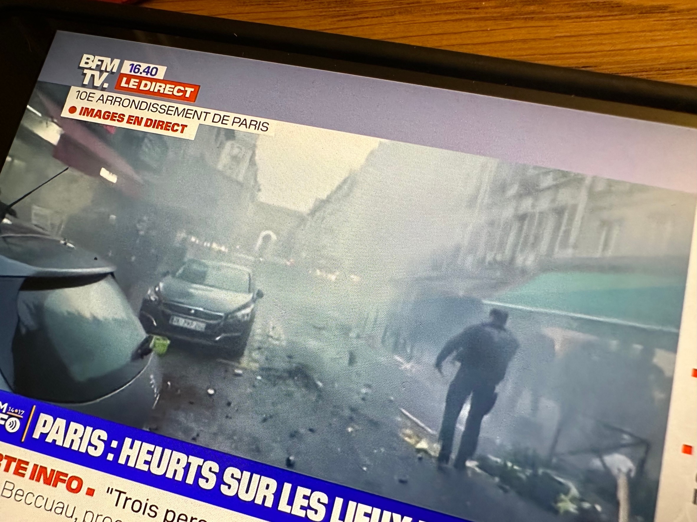 速報・パリ最新情報「パリ10区で銃乱射事件。3人死亡、負傷複数人。さらに現在暴動へと拡大中」