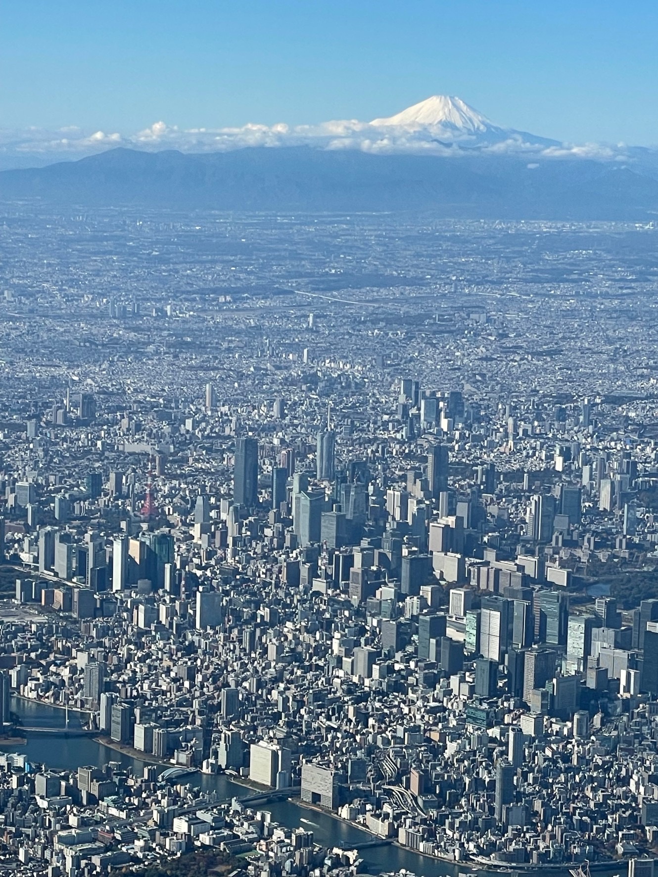 機上退屈日記「空の上から見た富士山が素晴らし過ぎた。雲の上からボンジュール」
