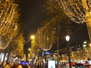 パリ最新情報「シャンゼリゼのイルミネーション点灯、今年は輝くシャンパン・ゴールドに」