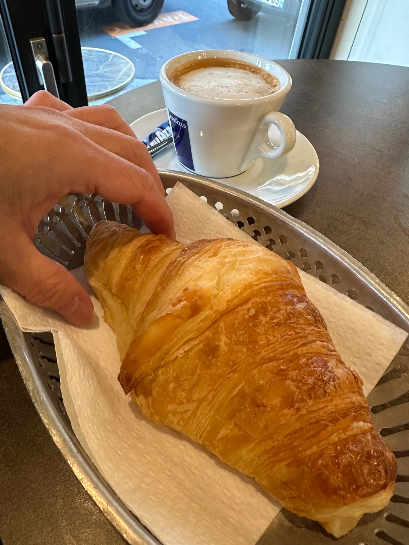 退屈週末日記「やっぱり、カフェオレにクロワッサンを浸してこその週末なのだ！」