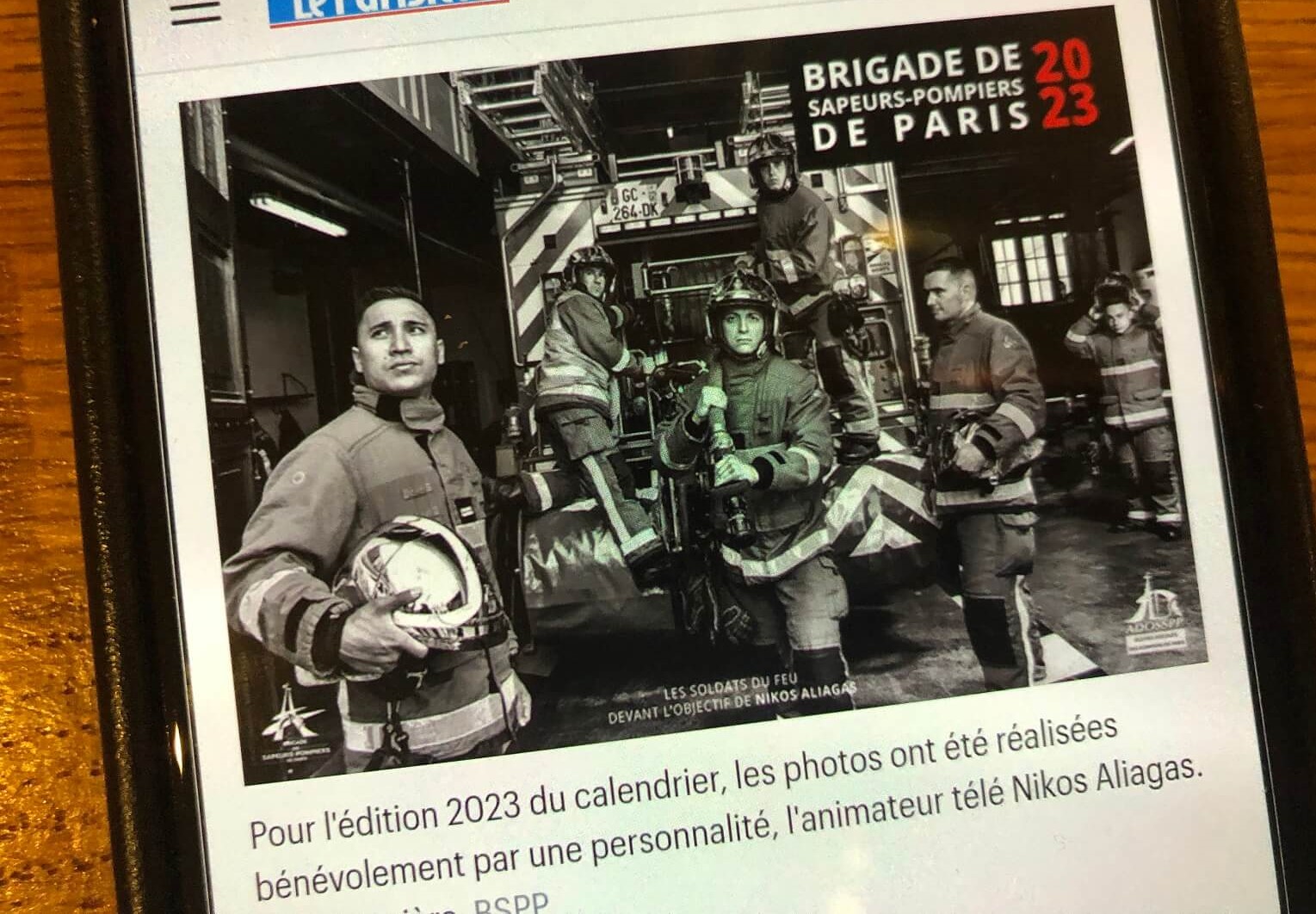 パリ最新情報「パリ、年の瀬の風物詩は消防士のカレンダー。」