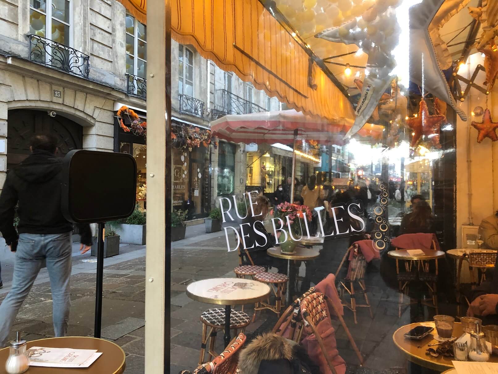 パリ最新情報「パリの通りがシャンパンの「泡」で埋め尽くされる。6000個の風船が登場！」