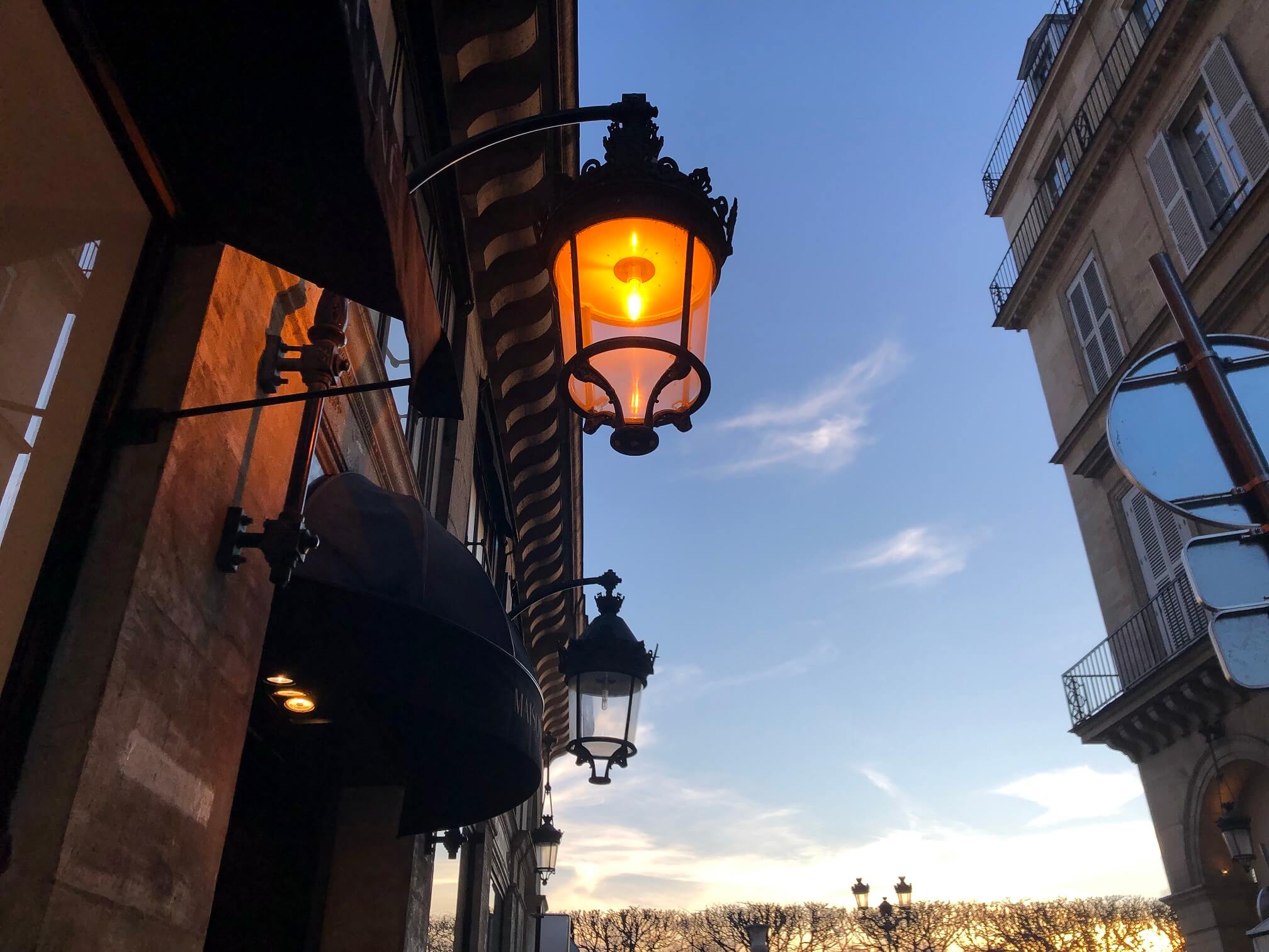 パリの街灯と点灯夫の物語