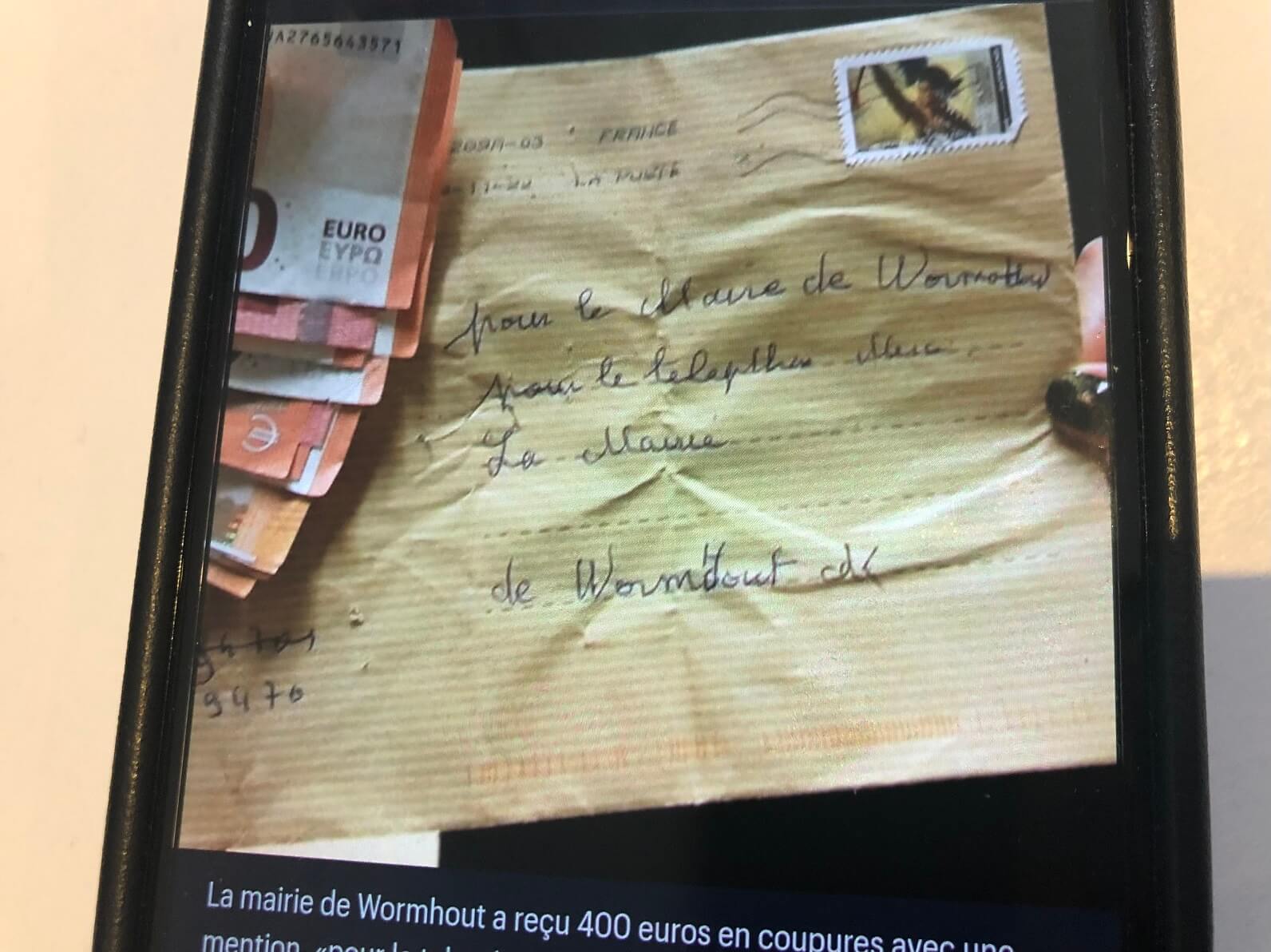 パリ最新情報「フランスにも現れた、匿名のあしながおじさん。12の自治体に届けられた複数の手紙」