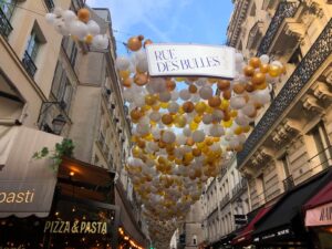 パリ最新情報「パリの通りがシャンパンの「泡」で埋め尽くされる。6000個の風船が登場！」