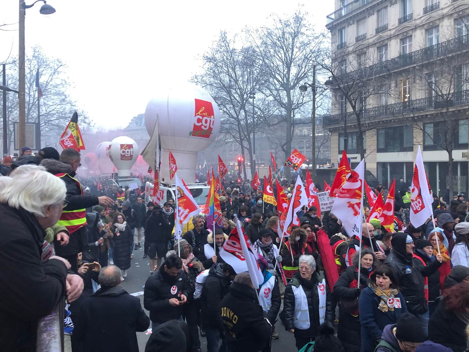 パリ最新情報「仏年金改革案：フランス国民の怒れる声。デモ参加者の数は近年で最大に」