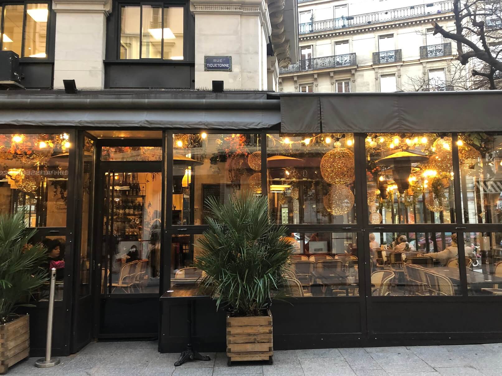 パリ最新情報「パリの新たなカフェ事情。パソコン持ち込みの可否で揺れるオーナーたち」