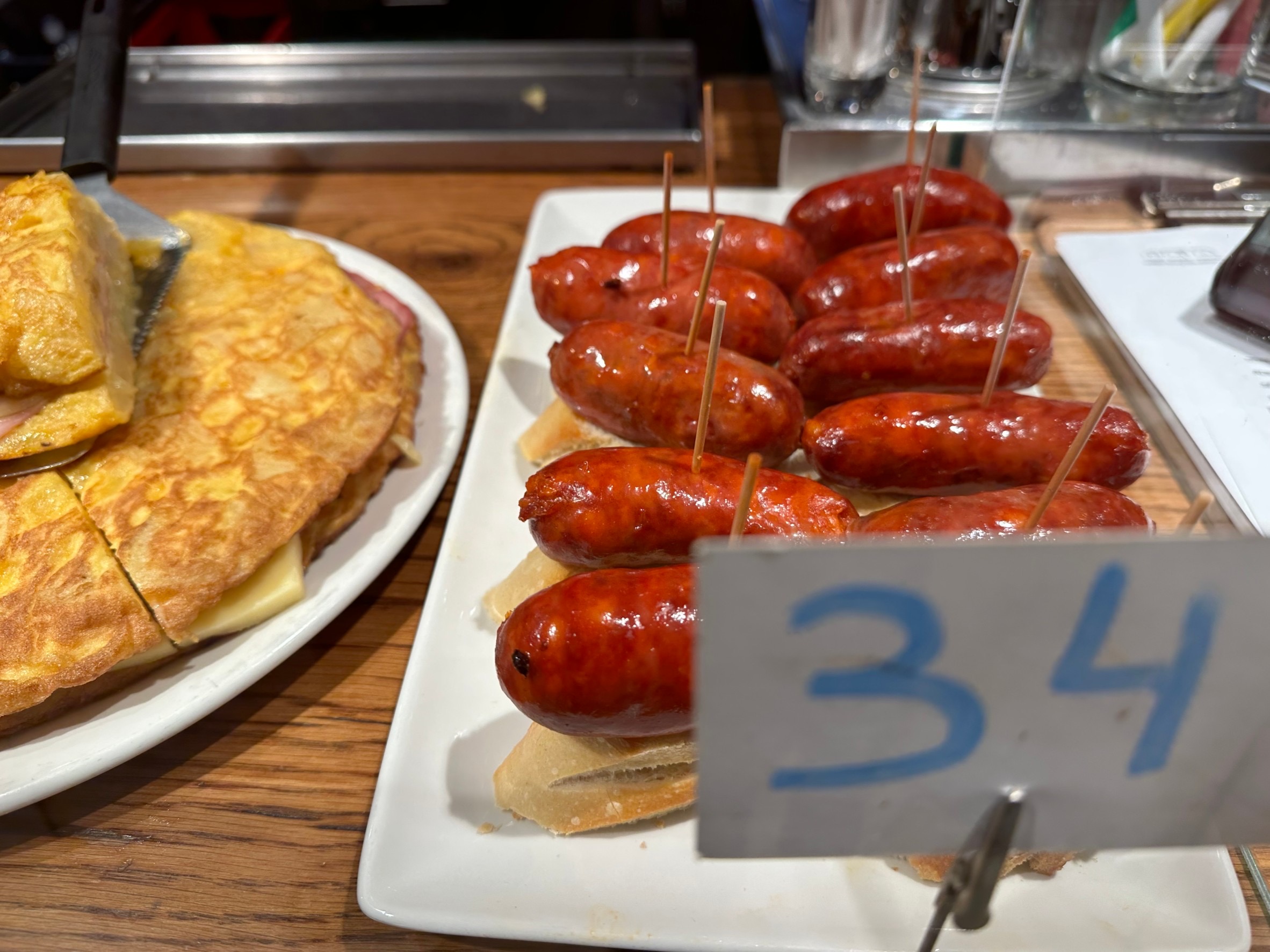 退屈日記「一人と一匹旅に最高、スペイン・バルでタパスを食べる」