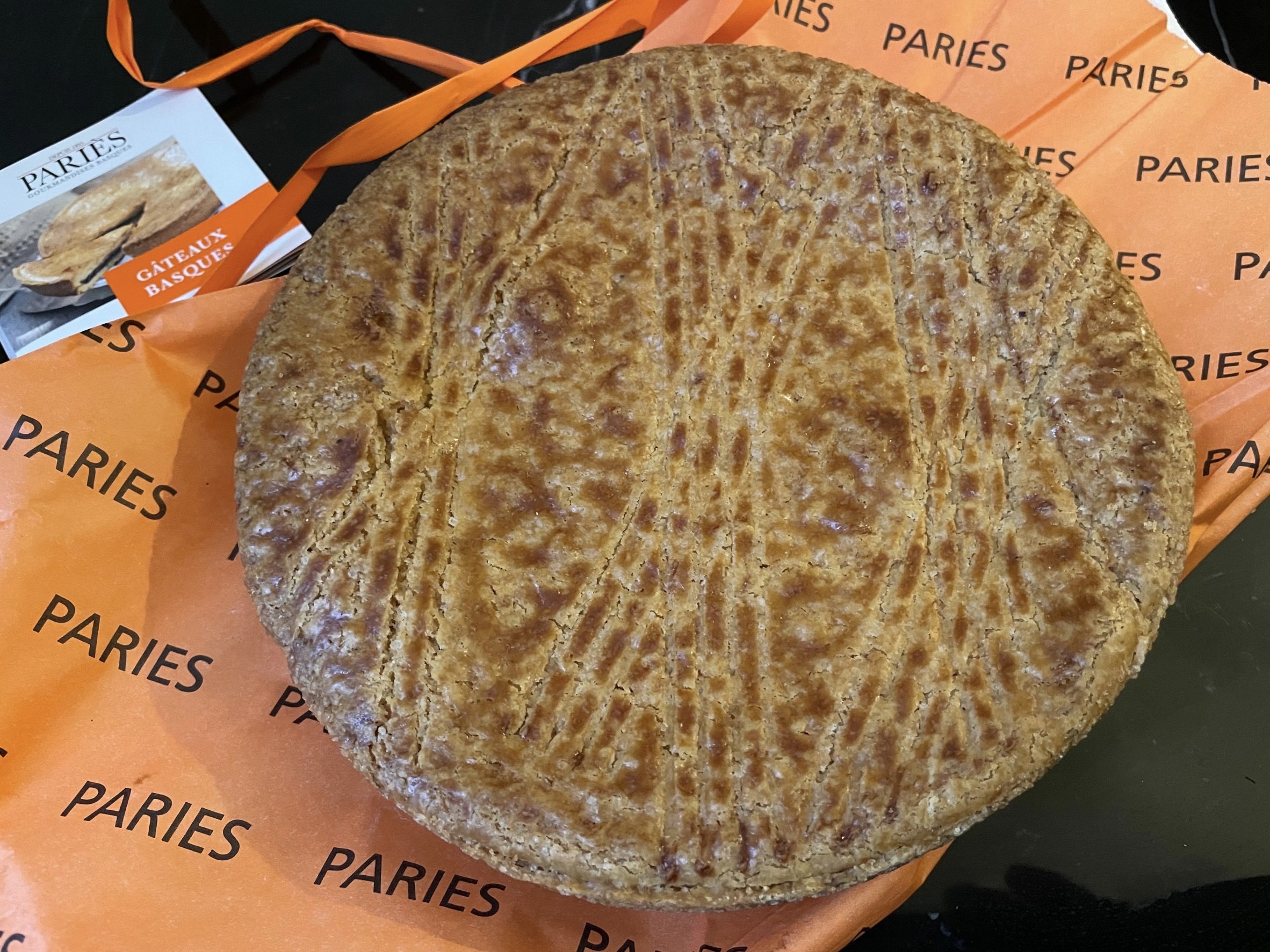 退屈日記「サンジャンドリュズで買ったパリエスのケーキをパリで食べる幸福なり」