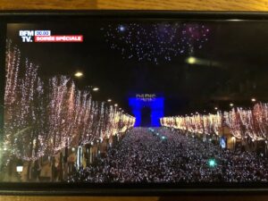 パリ最新情報「シャンゼリゼ大通りのカウントダウンに100万人、ヨーロッパ最大級に」