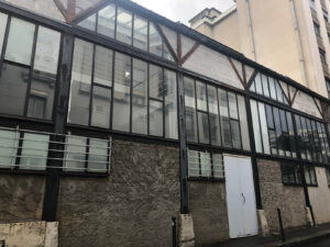 パリ最新情報「パリのアトリエ長屋。美術家たちの創作がすすむ、光にあふれた場所」