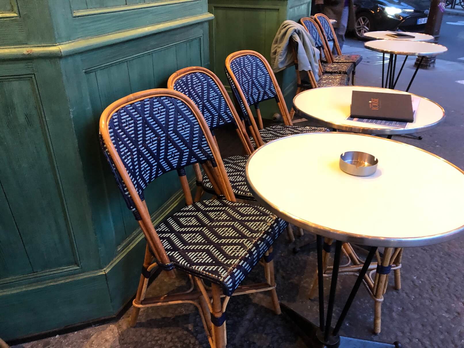 パリ・カフェのトレードマーク、籐の椅子。