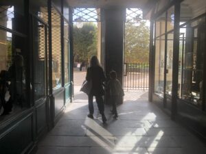 パリ最新情報「幼い子どものスクリーン利用がフランスで急増中。政府による啓蒙キャンペーンも始まる」