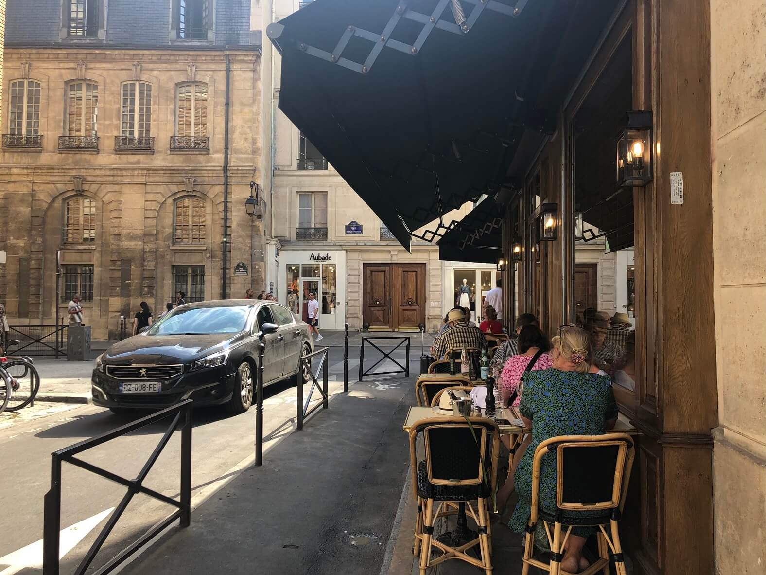 パリ・カフェのトレードマーク、籐の椅子。