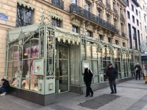 パリ最新情報「シャンゼリゼのラデュレ、一時閉店のためアンティーク家具を異例のオークションへ」