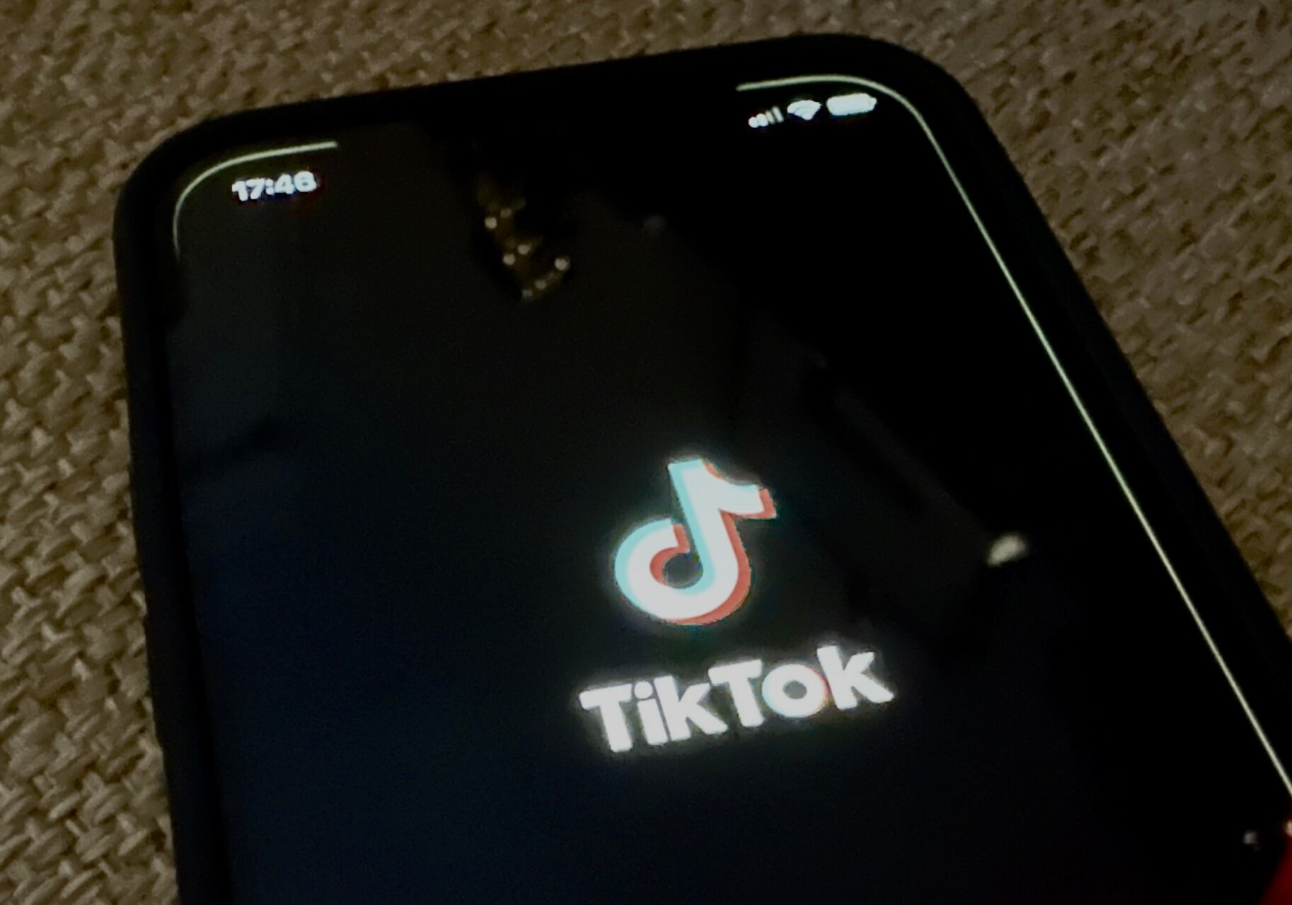 パリ最新情報「TIkTokが世界の政府スマホから消えていく。なぜ？」