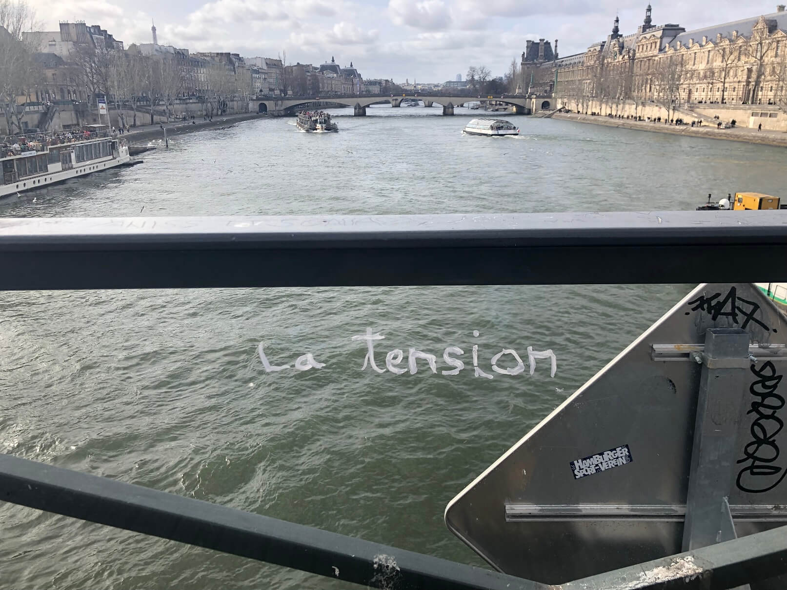 パリ最新情報「続くパリ市と南京錠の攻防戦。最古の橋ポン・ヌフでも強化ガラスが設置される」