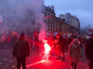 パリ最新情報「フランス年金改革案、成立するも社会の混乱はさらに激化へ」