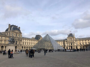 パリ最新情報「ルーブル美術館、第一金曜日の夜を無料で開放する『ノクチュルヌ』が復活」