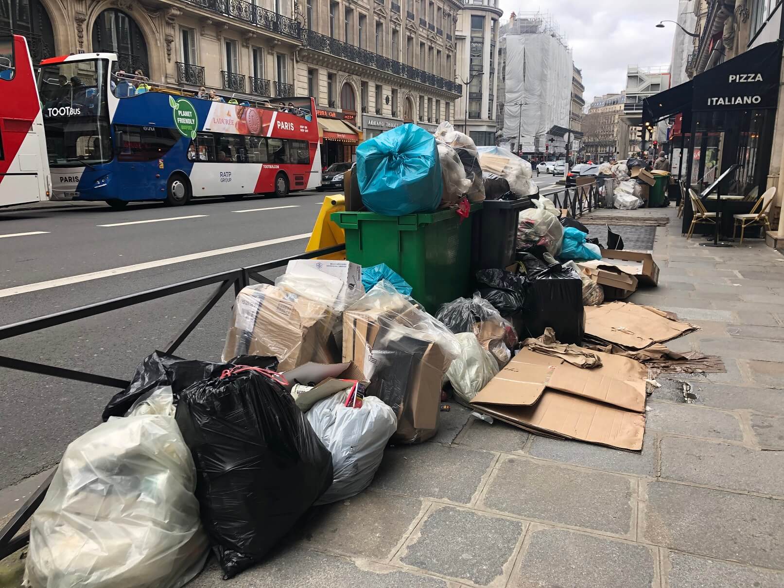 パリ最新情報「パリがゴミの山に。年金改革に反発する業者のストライキで」