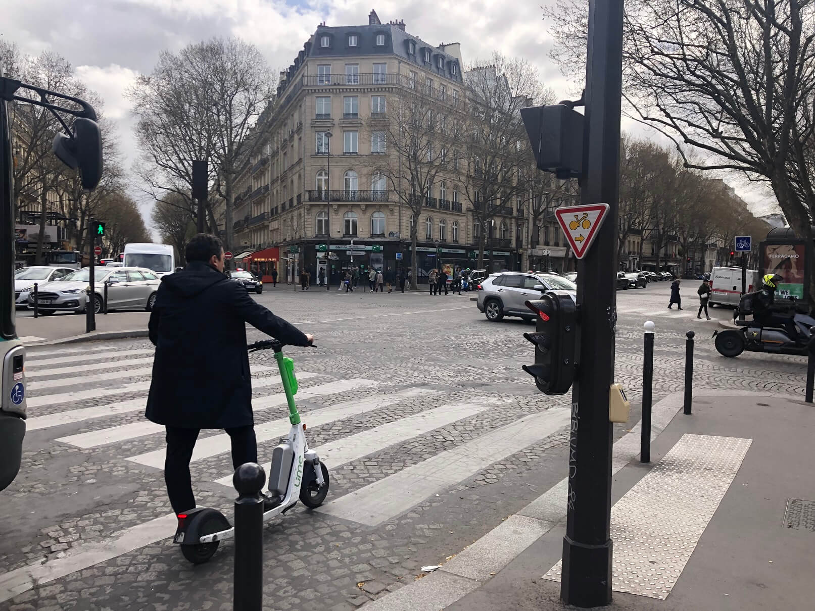 パリ最新情報「パリ市の電動キックボード、反対派が圧倒的多数でレンタル廃止へ」