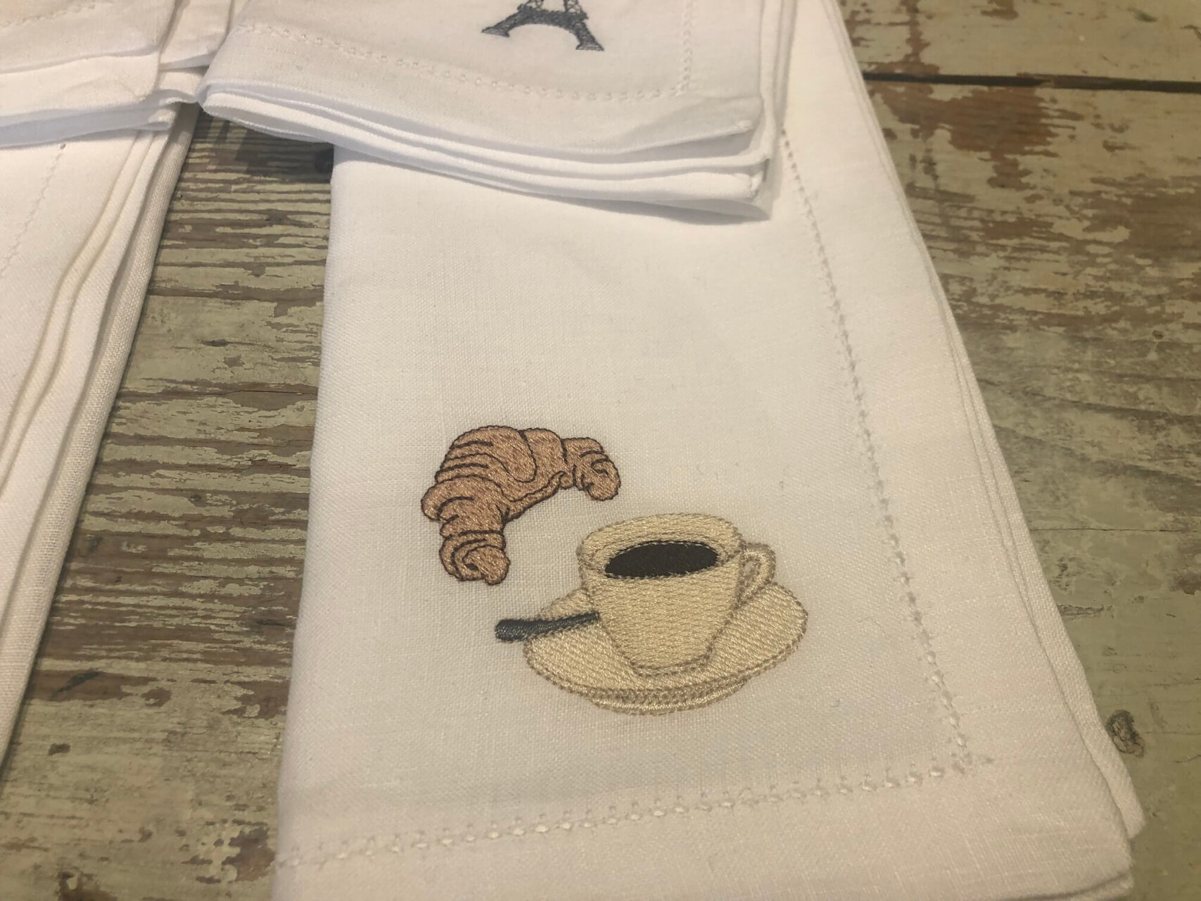 パリ最新情報「テーブル周りは『ワンポイント刺繍』で。パリでは素敵なナプキン、テーブルクロスが登場」