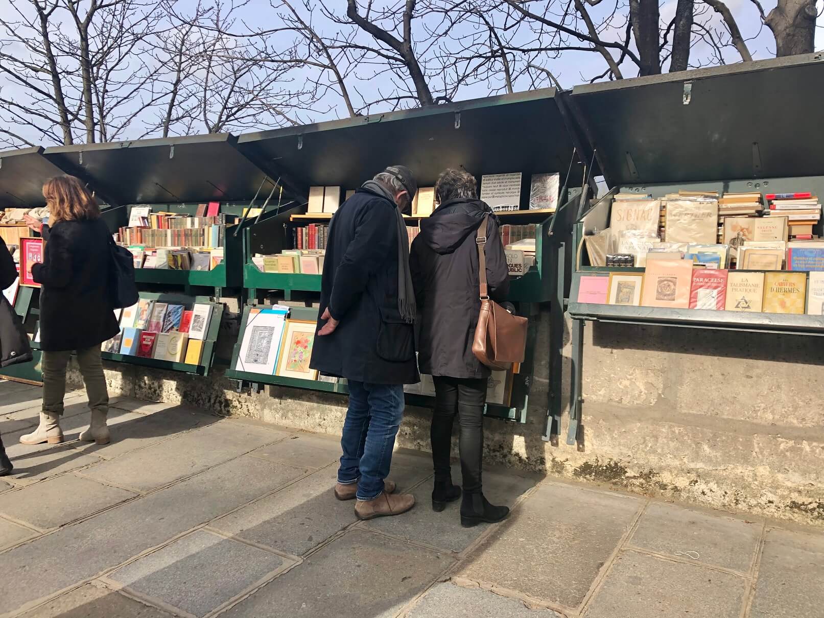 パリ最新情報「町の本屋さんを守るため、仏オンラインの書籍配送料が値上げされる」
