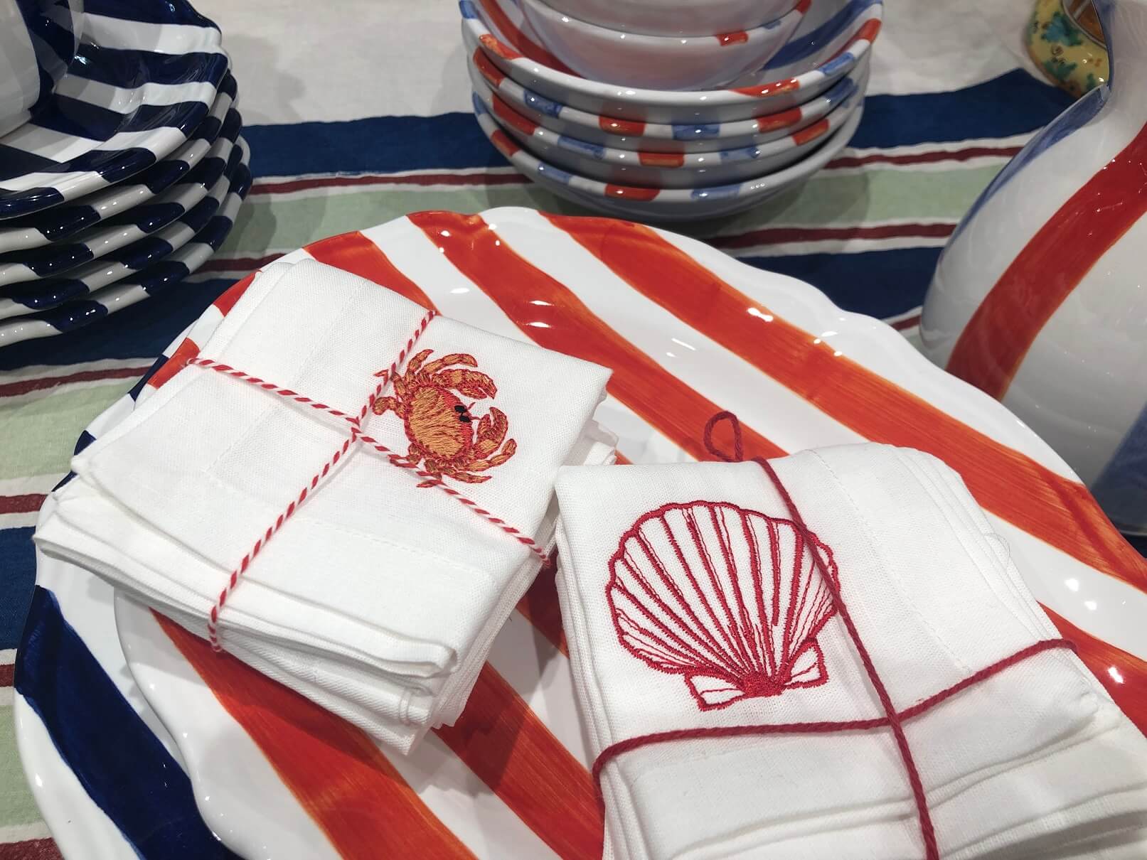 パリ最新情報「テーブル周りは『ワンポイント刺繍』で。パリでは素敵なナプキン、テーブルクロスが登場」