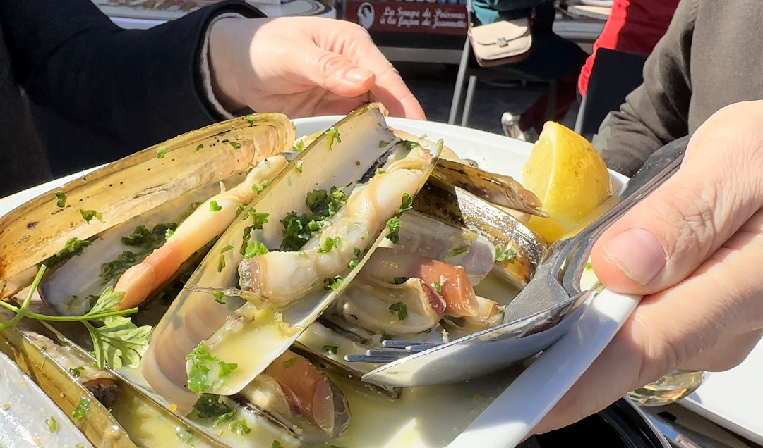 滞仏日記「シーフードプレートが有名な魚介通りでチャールズと雲丹を食べまくる」