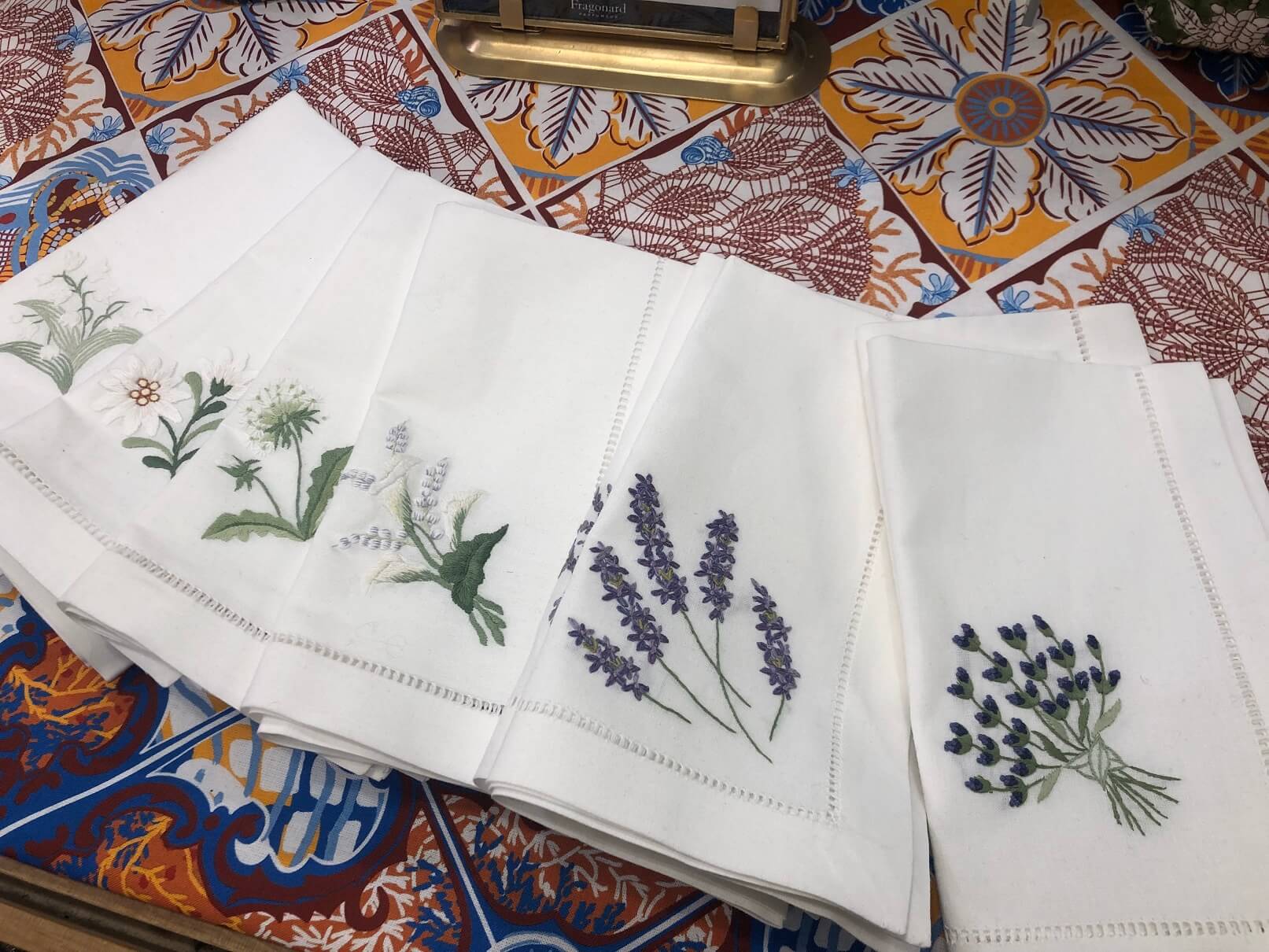 パリ最新情報「テーブル周りは『ワンポイント刺繍』で。パリでは素敵なナプキン、テーブルクロスが登場」