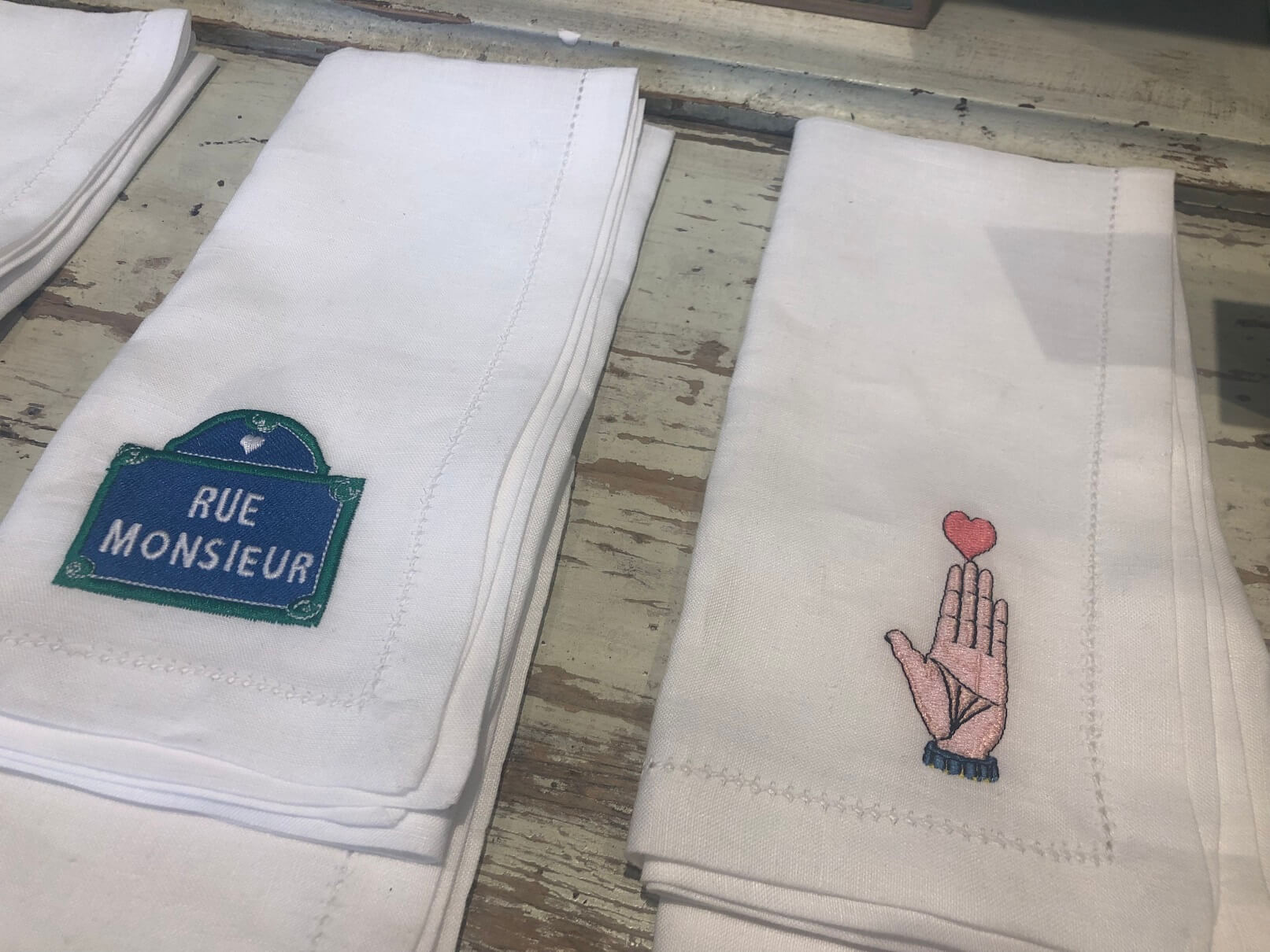 パリ最新情報「テーブル周りは『ワンポイント刺繍』で。パリでは素敵なナプキン、テーブルクロスが登場」