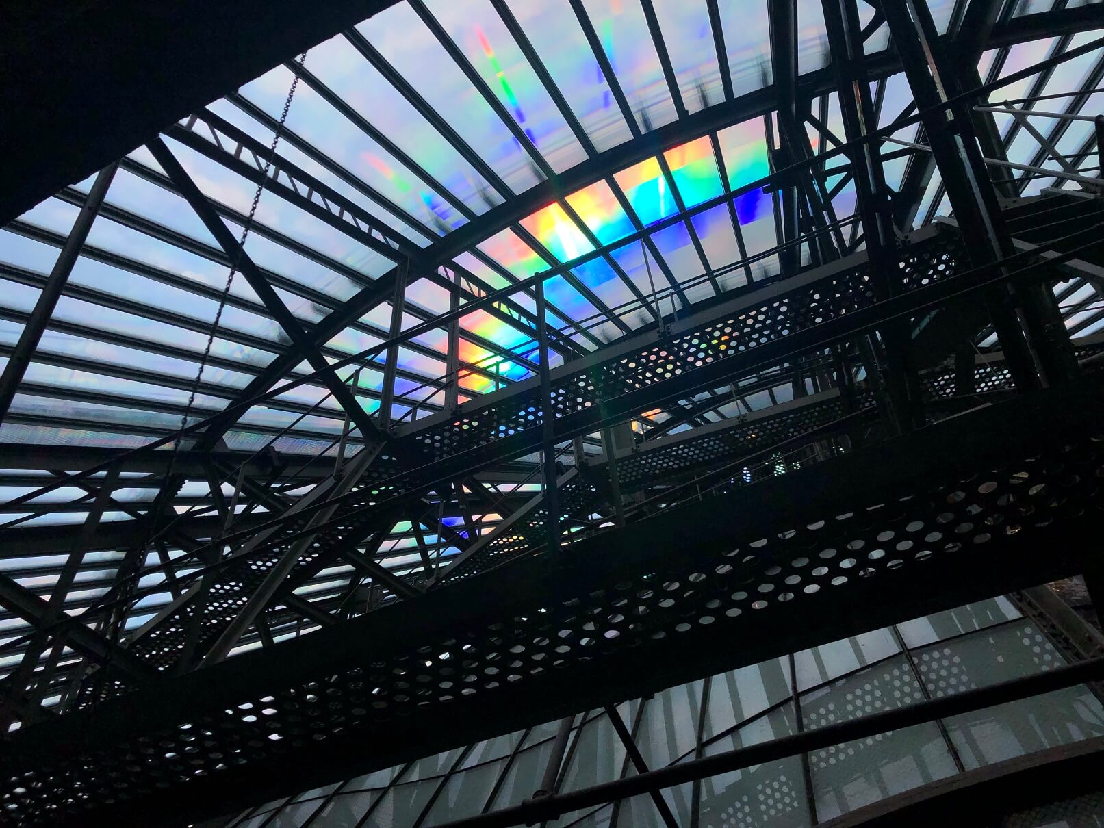 パリ最新情報「ギャラリー・ラファイエットのドームが虹色に変化中。今なら裏側にも潜入できる！」