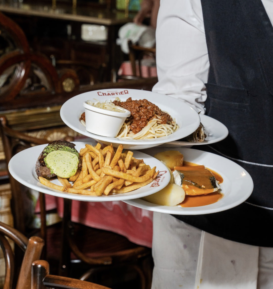 パリ最新情報「うまい、安い、早い、パリの大衆食堂がインフレで盛況に！」