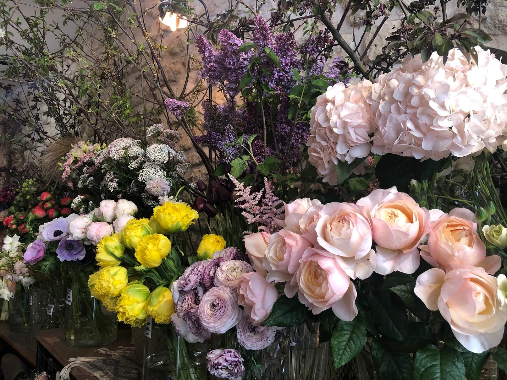 パリ最新情報「美しいお花に囲まれて、息抜きと学びと。二つの目的を持つ花屋さんがパリで人気」
