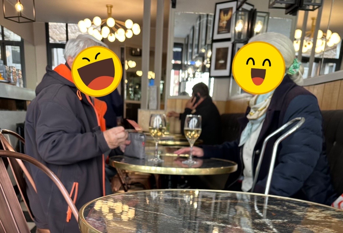 滞仏日記「おばあちゃんが二人、朝９時にカフェでワインをがぶがぶ飲んじゃうフランス！」