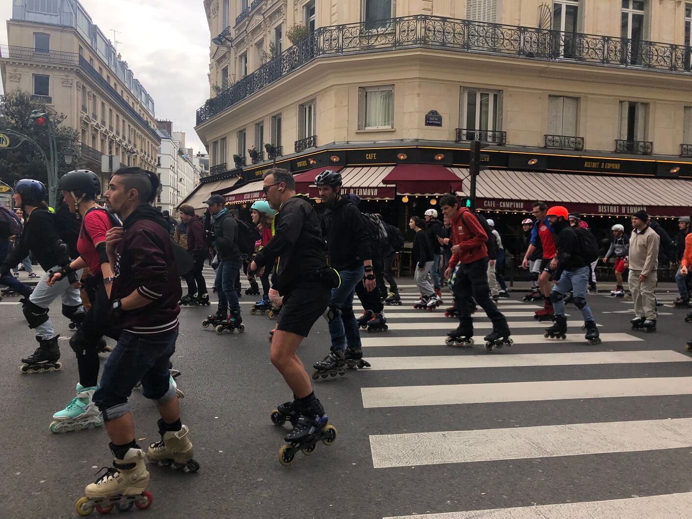 パリ最新情報「ローラースケートを足に、スマイルを顔に。パリ、もう一つの風物詩」