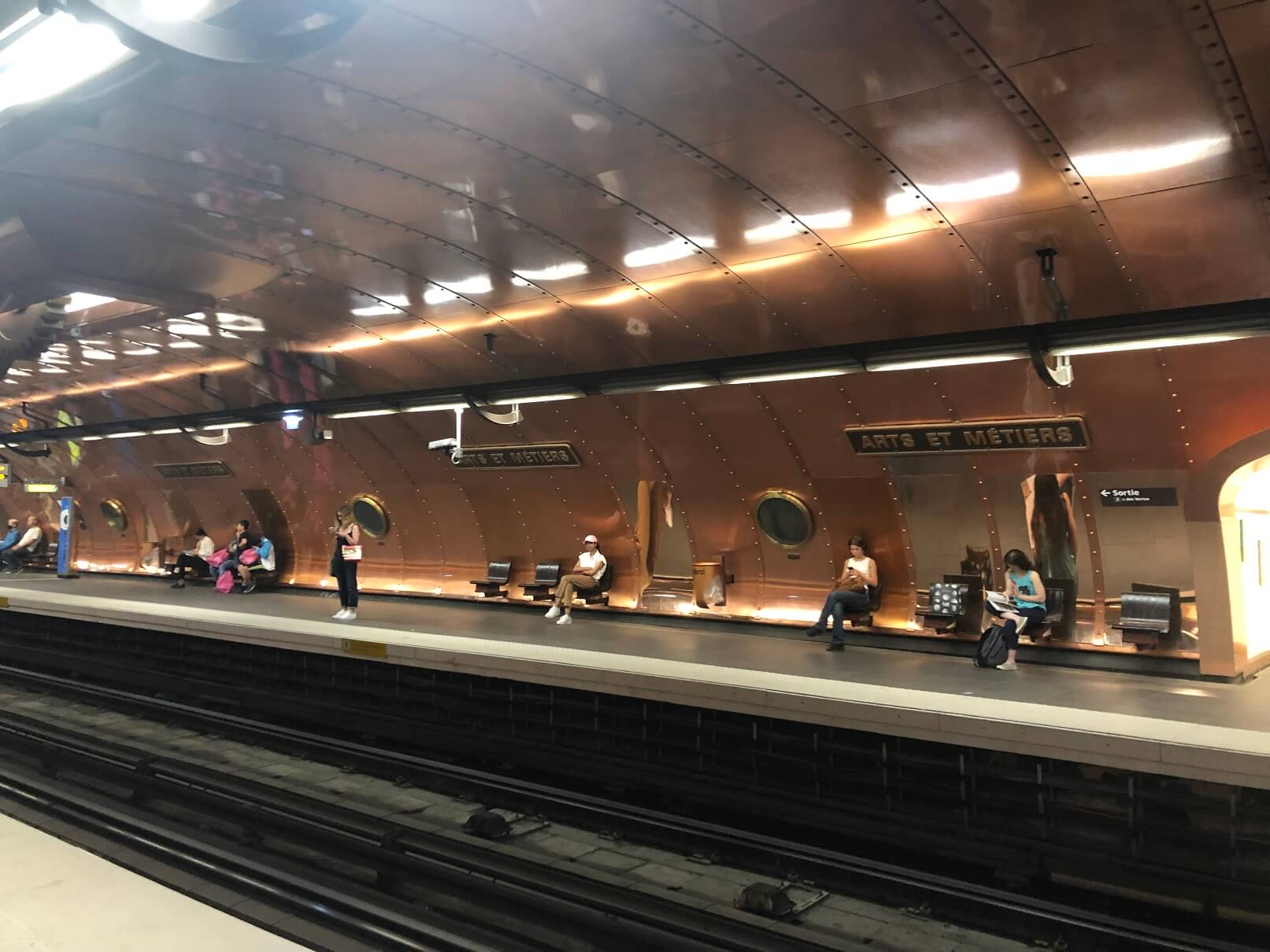 パリ最新情報「地下鉄もアートの場！パリのメトロがボタニカルに変身。」
