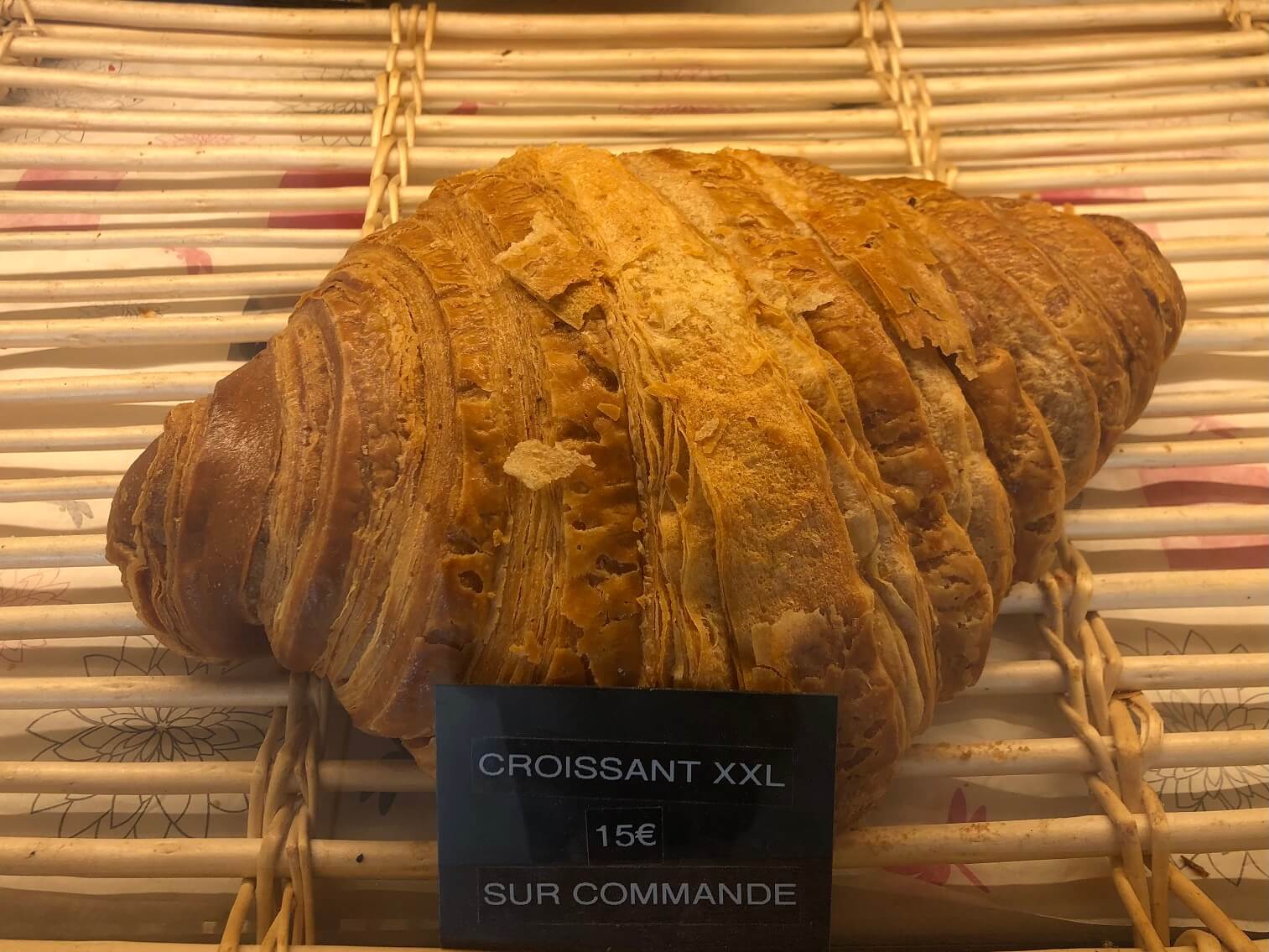 パリ最新情報「特大サイズのクロワッサンがパリで話題に。どうやって食べる？！」