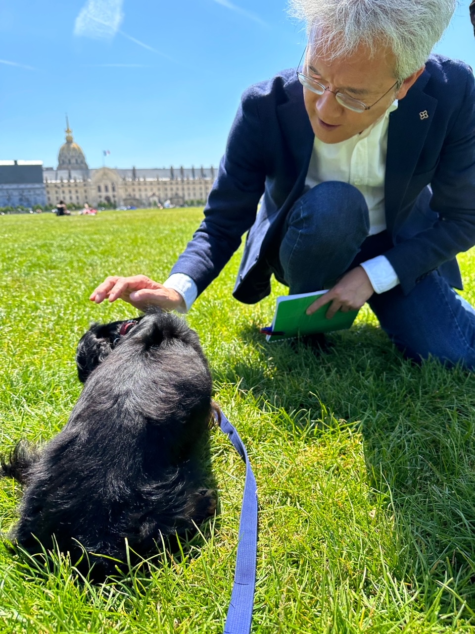 滞仏日記「犬パパ友、有馬嘉男アナウンサーのインタビューを受けた。NHKで放送されるよ」