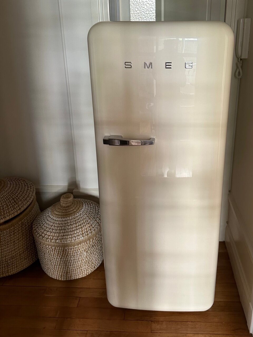 滞仏日記「きゃわいい！　SMEG社の新しい冷蔵庫がやってきた。やばい！」